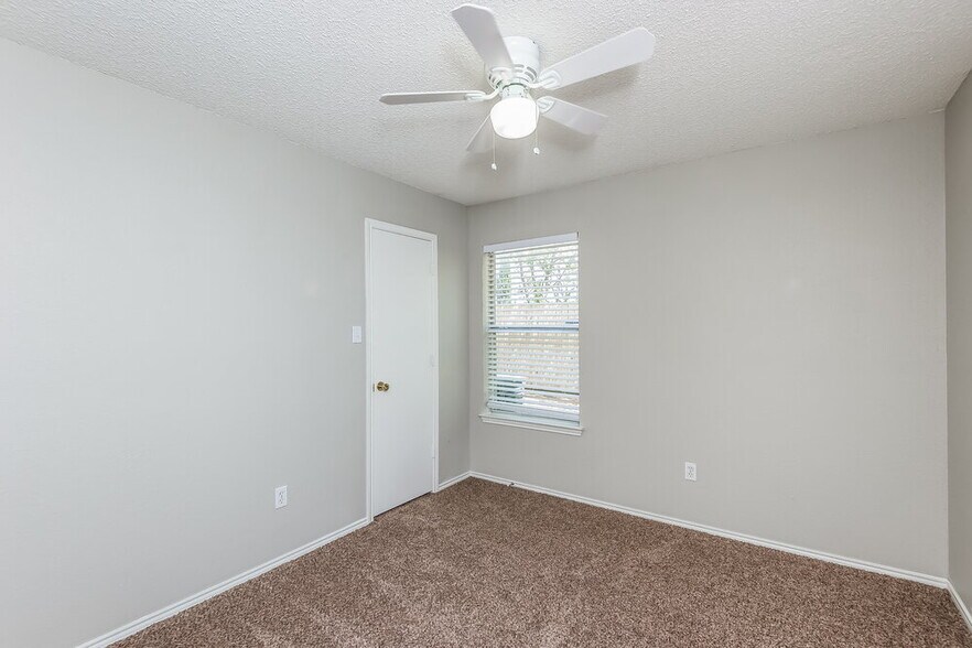 Building Photo - 10501 Shadywood Dr