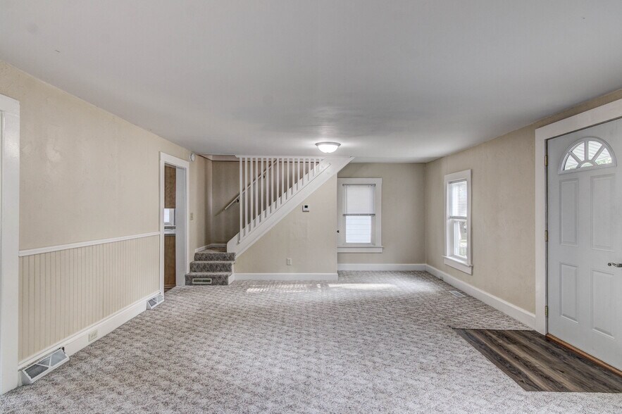 Building Photo - 616 Davis Ave