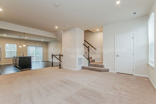 Building Photo - 945 Arnold Place Dr