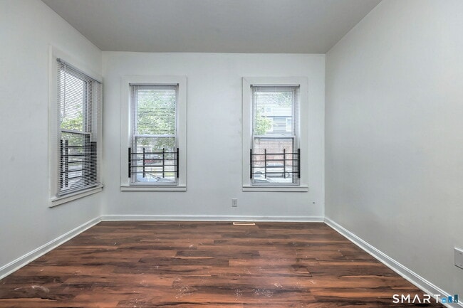 Building Photo - 483 Ferry St