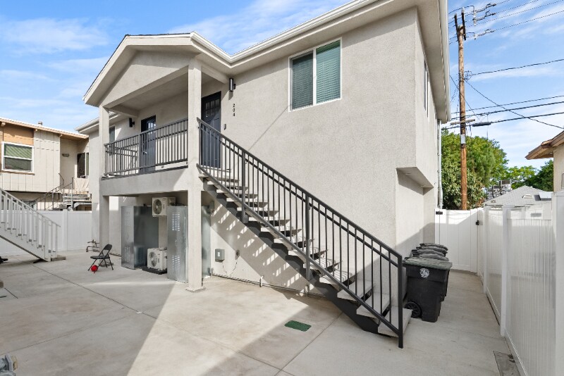 Building Photo - 232 N Hollywood Way