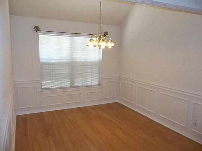 Building Photo - 4 BEDROOM, CONVENIENT LOCATION