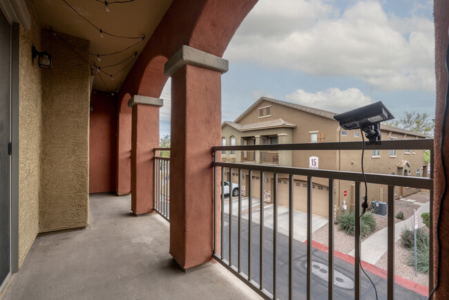 Building Photo - 2550 E Deer Valley Dr