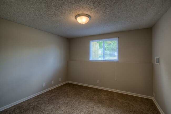 Building Photo - Convenient location! Side Split in Western Omaha.