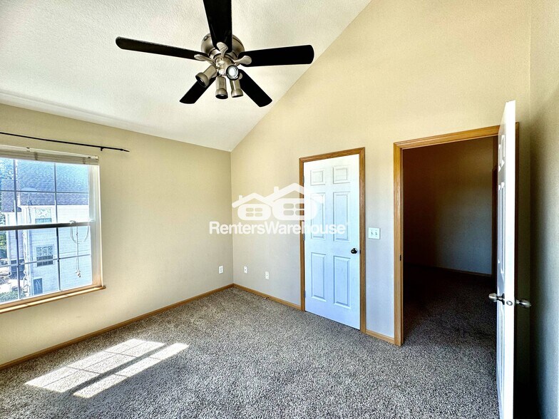 Building Photo - 1228 SE Village View Ln