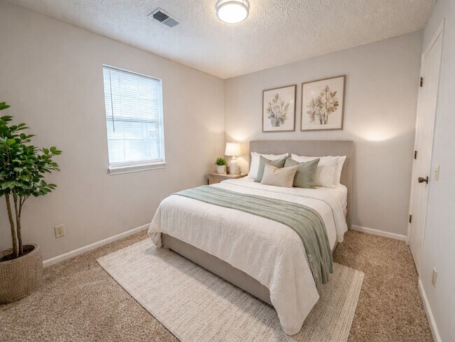 Building Photo - 2BR 1BA Triplex • Private Backyard in Downtown Smithville