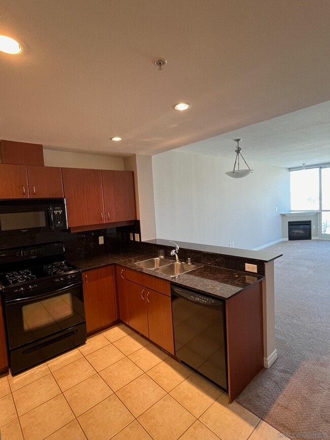 Building Photo - 300 W Beech St