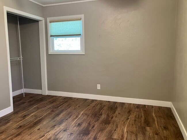 Building Photo - Cozy Three Bedroom Home in South Salem