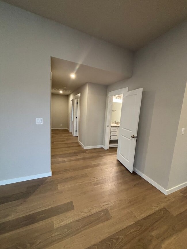 Building Photo - Beautiful New Duplex!