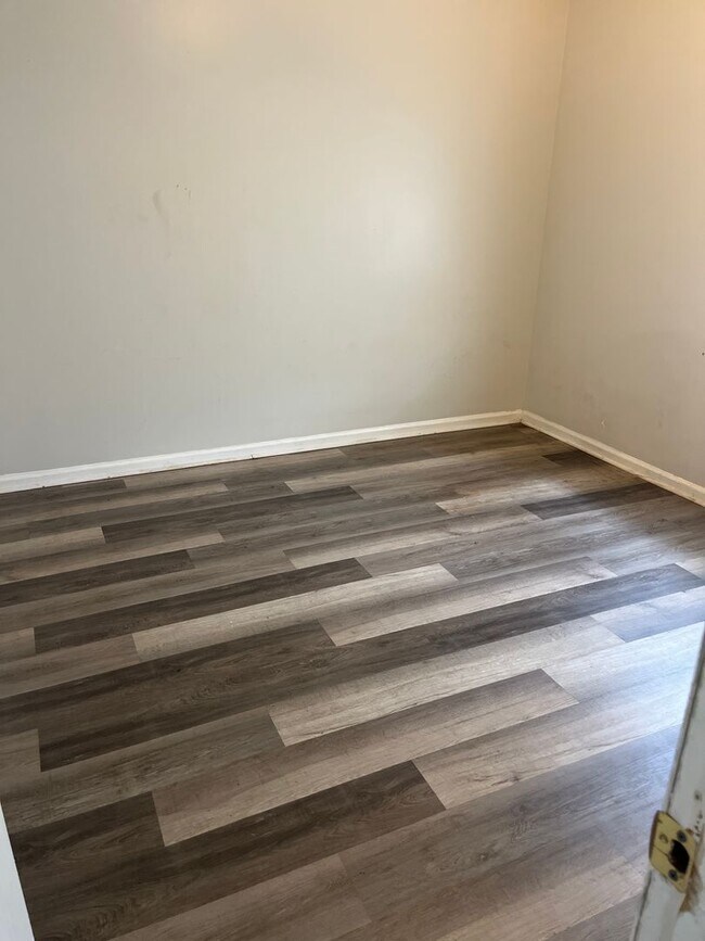 Building Photo - 2 Bed, 1 Bath Apartment
