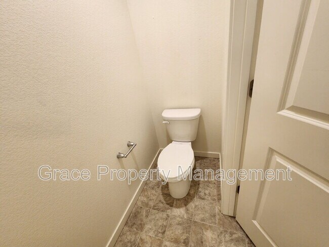 Building Photo - 508 Ledge St