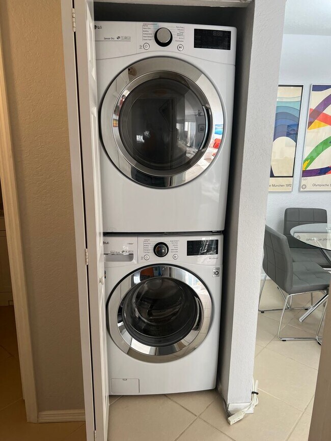 Building Photo - Annual Turnkey Ground floor Furnished Condo in downtown Sarasota