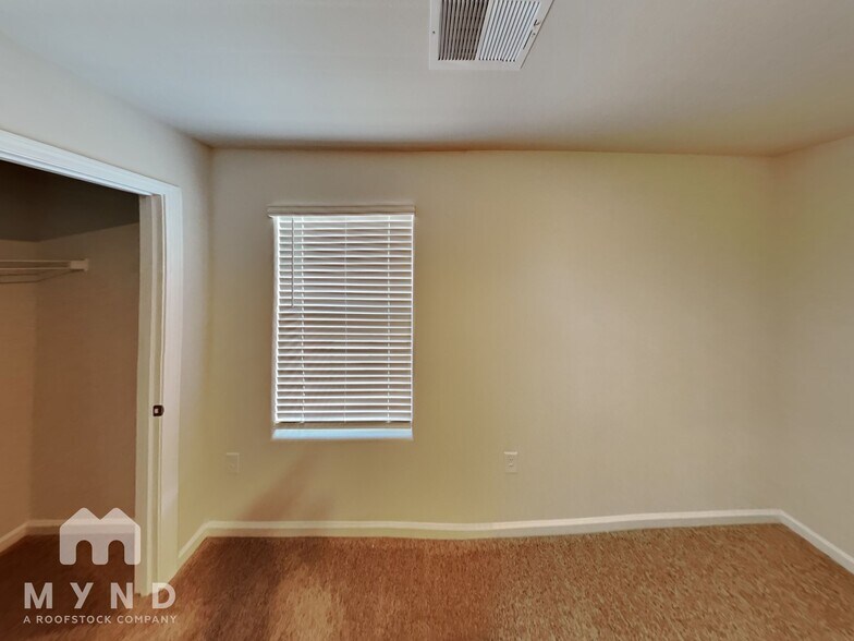 Building Photo - 104 Lightning Dr