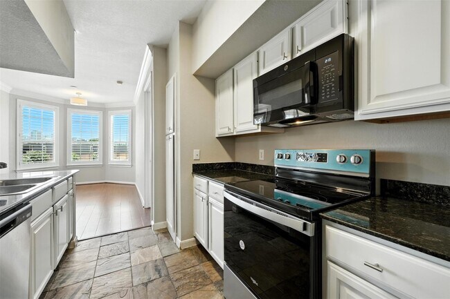 Building Photo - 7575 Kirby Dr