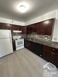 Building Photo - 1026 S River Rd