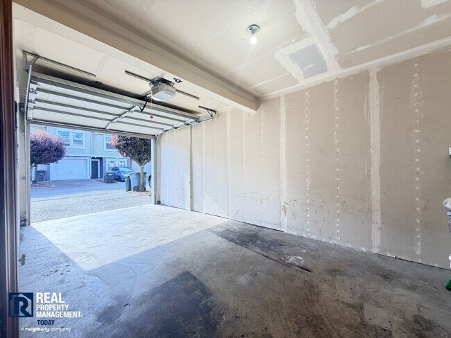 Building Photo - Courtney Ridge Townhome with Garage & Private Patio!