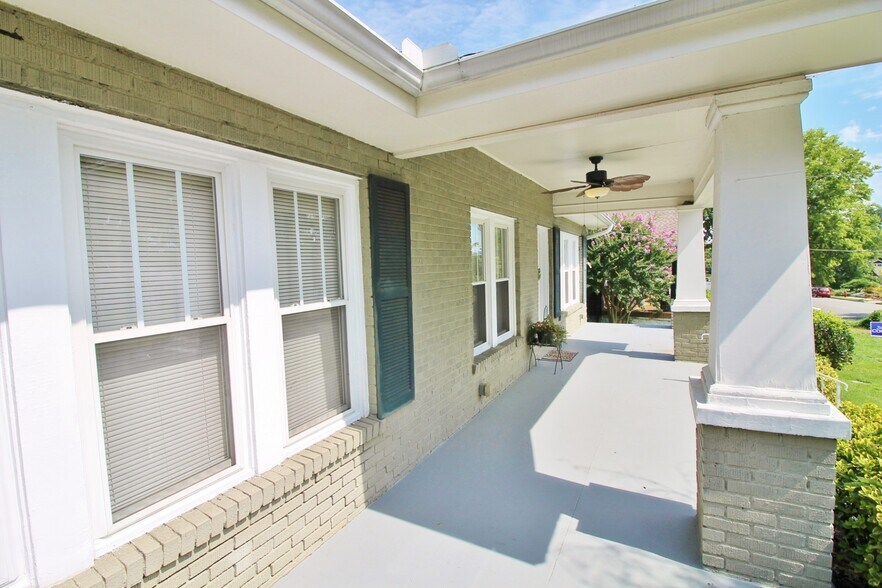 Building Photo - 1711 Villa Pl