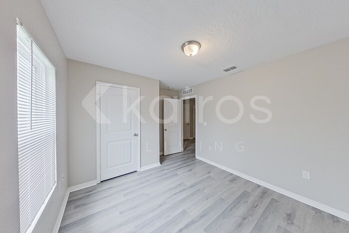 Building Photo - 21 Philmont Ln