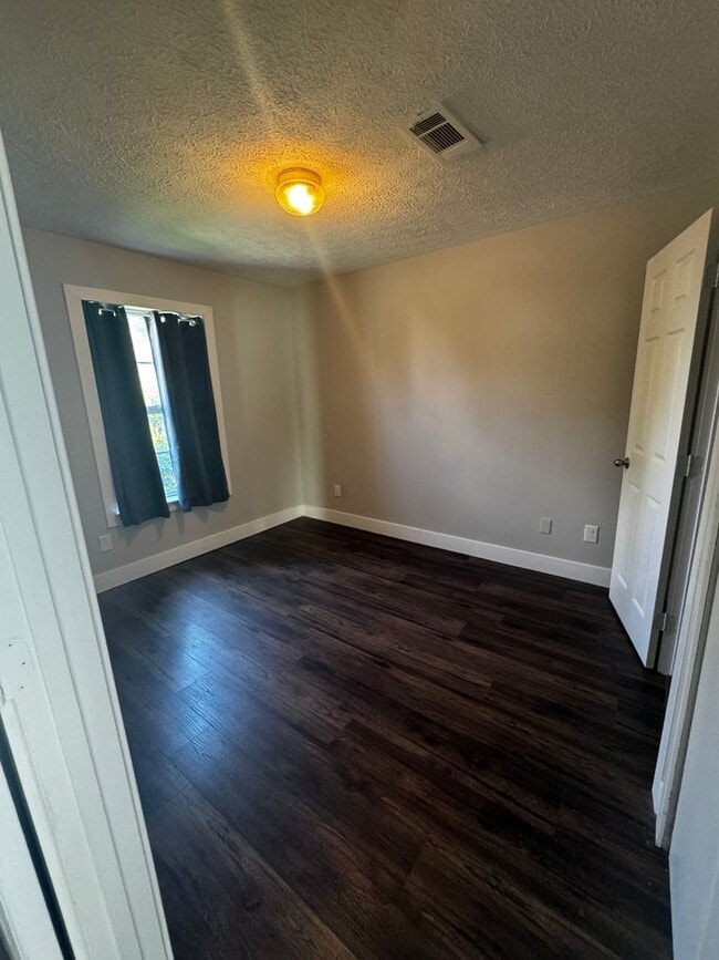 Building Photo - Month-to-Month Lease Available – 2 Bed / 1...