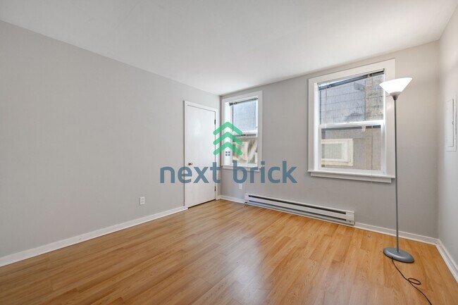 Building Photo - "Charming 2-Bed Retreat in Seattle's Heart – Cozy 840 Sq Ft Haven on 14th Ave West!"