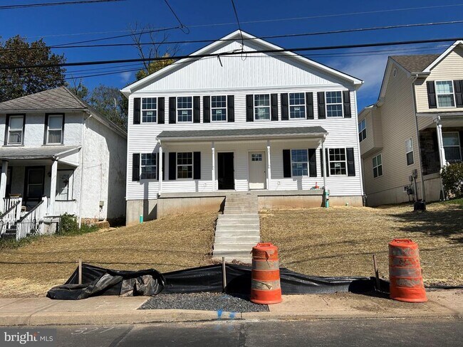 Building Photo - 327 Maple Ave