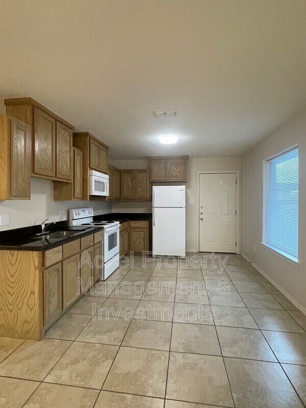 Building Photo - 415 W Pirul St