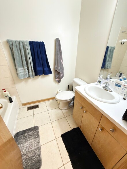 Building Photo - 1446 N Leavitt St