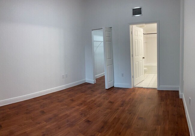 Building Photo - Great Location, Great Savings! Up to $2,000 Move-In Incentive + No Utility Connection Fee