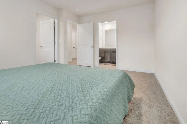 Building Photo - 3 bed, 2.5 bathroom Townhouse