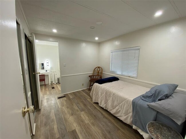 Building Photo - 5514 Lagoon Dr