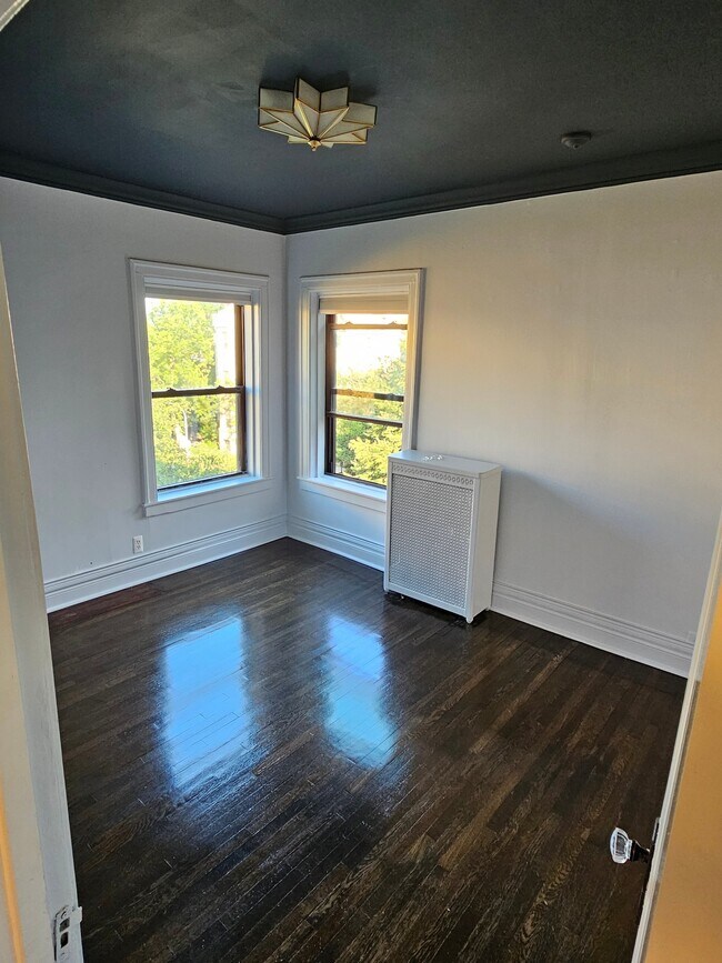 Building Photo - 539 W Brompton Ave