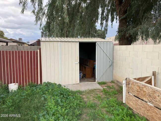 Building Photo - 7613 W Devonshire Ave