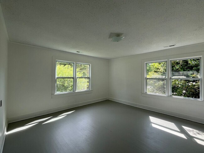 Building Photo - Close to everything!