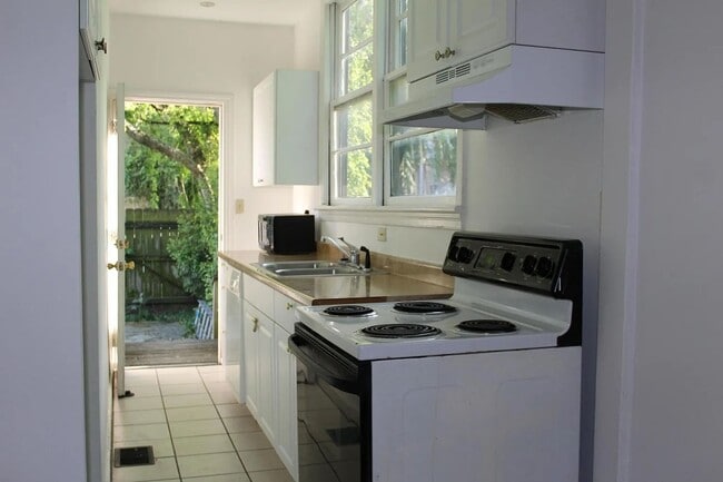 Building Photo - 311 E Duffy St