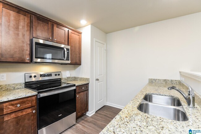 Building Photo - 690 Clover Cir