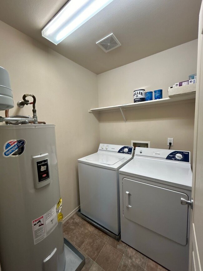 Building Photo - 3 Bedroom Townhouse in The Pines at Pilot ...