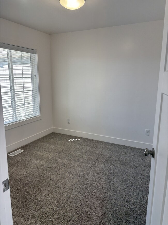 Building Photo - 187 Heaton Ln