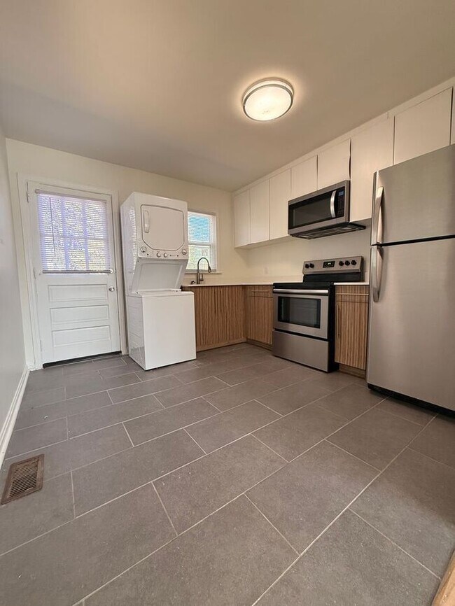 Building Photo - Adorable 2 bed 1 Bath Apartments off Gorman St!