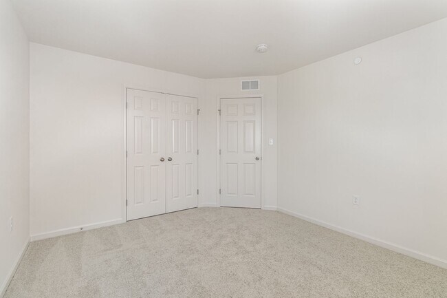 Building Photo - 7864 Oak Brook Dr