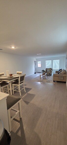 Building Photo - 115 Kings Row Ln