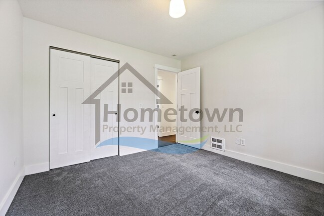 Building Photo - 4 Bedroom 4 Bathroom Home with Attached 2-...