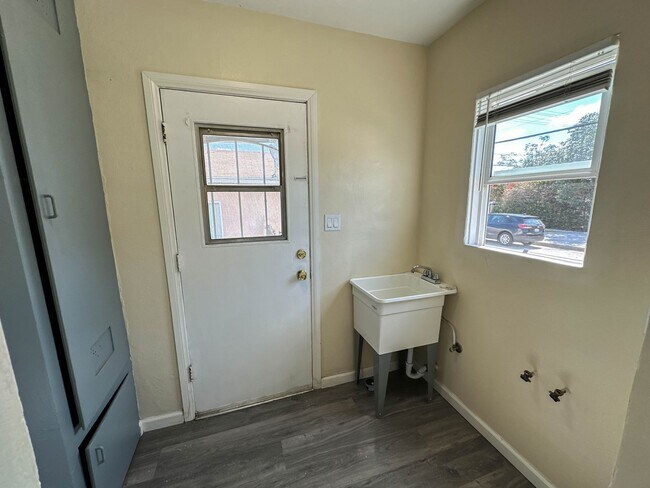 Building Photo - Charming 2-Bedroom Home in North Hollywood!