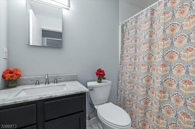 Building Photo - 56 Maple Ln