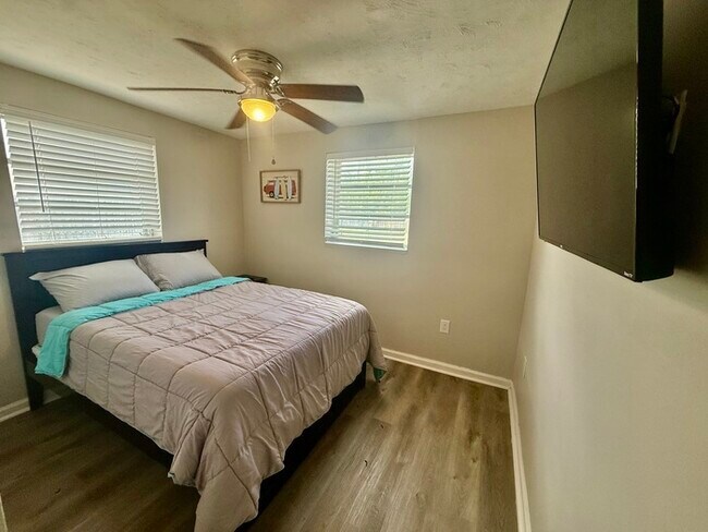 Building Photo - Charming Coastal Cottage with Huge Fenced Yard & Smart Tech!