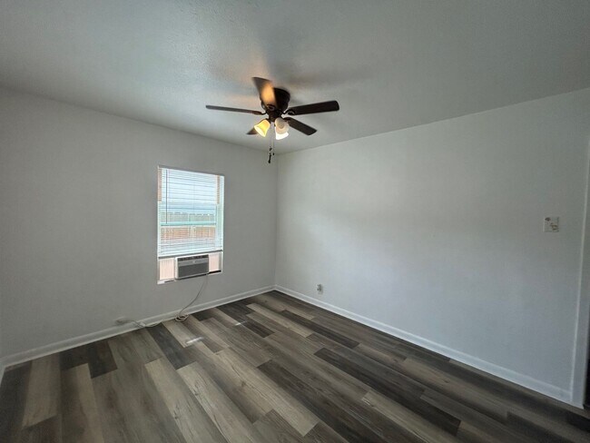 Building Photo - Charming 3 Bed, 2 Bath Home + Bonus 1 Bed/...