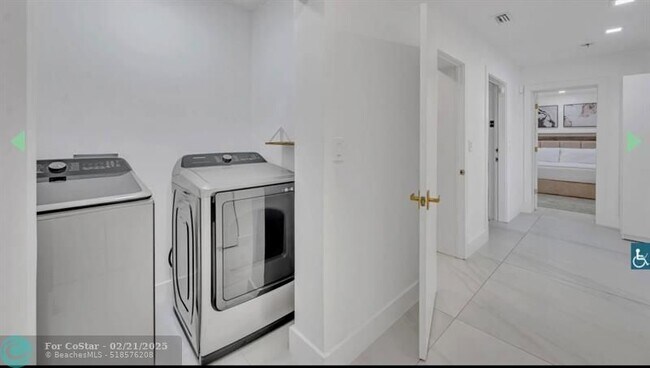Building Photo - 2800 Bayview Dr