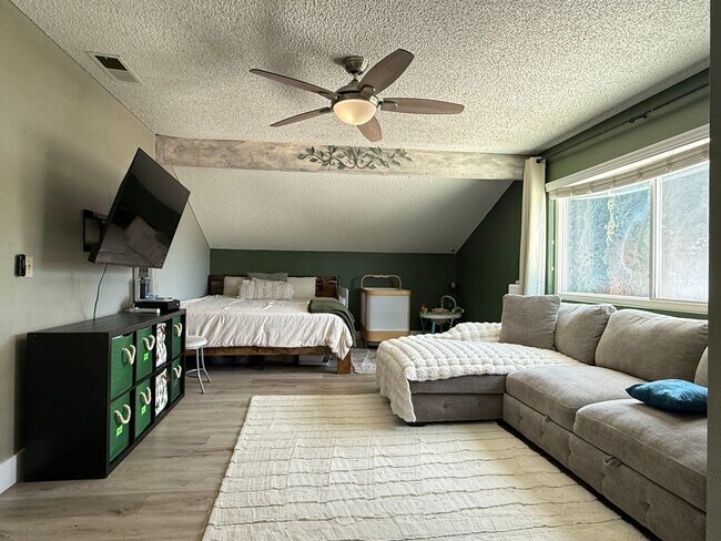 Building Photo - Move in Ready 3bed/3bath, beautiful backyard