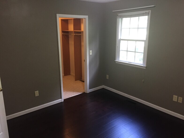 Building Photo - 251 Rembrandt Dr