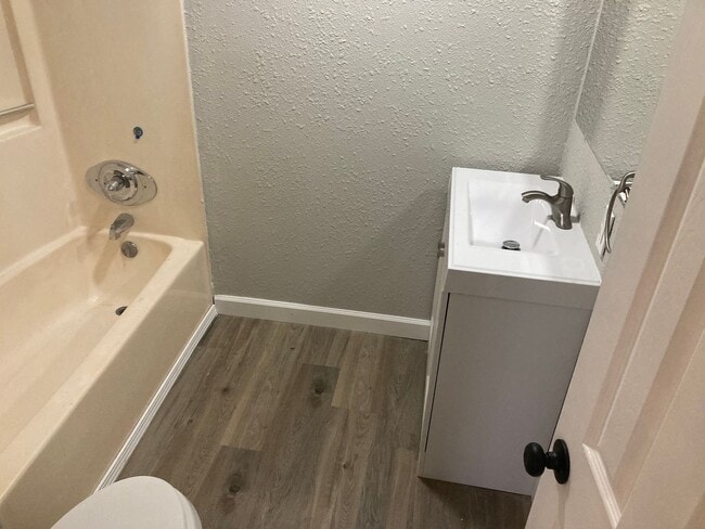 Building Photo - 2 Bedroom, 1 bathroom First Floor Apartment!