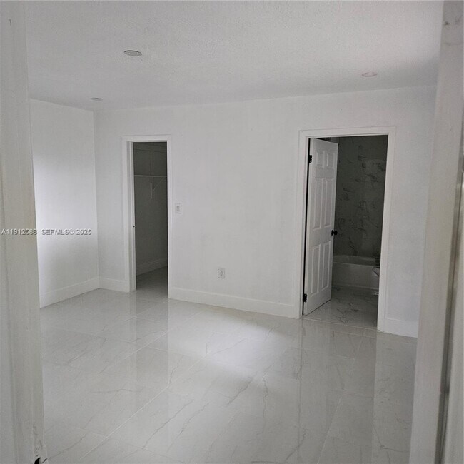 Building Photo - 14710 NE 5th Ct